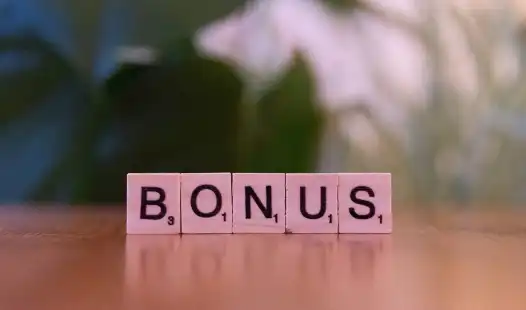 Managing Year-End Bonuses for Employees in China: Practices and Risks